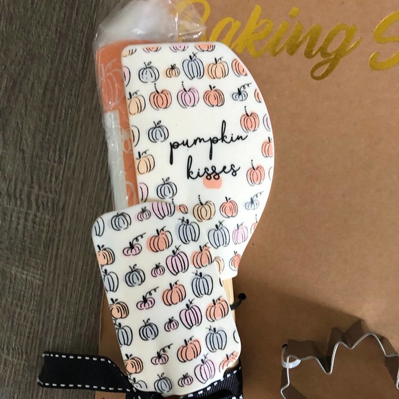 Envogue Pumpkin Kisses Set of 5 Baking Set - Baking Mat Spatulas Cookie Cutters - Picture 2 of 6